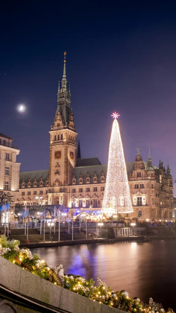 Das Hamburger Rathaus in der Weihnachtszeit.