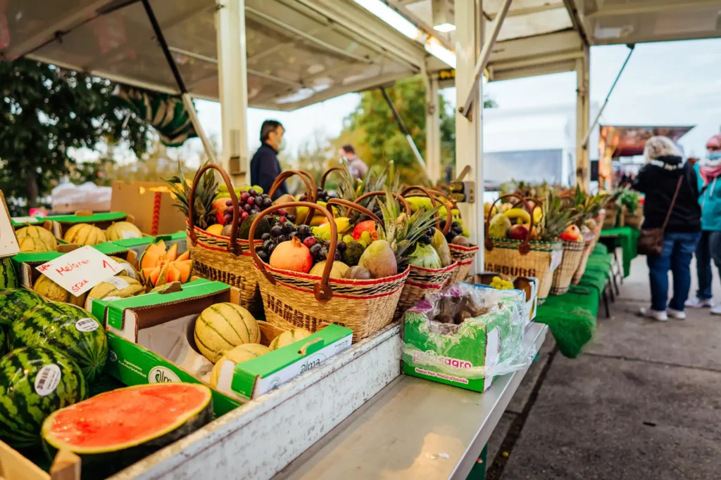 Ein Obststand auf dem Fischmarkt mit einer bunten Auswahl an frischem Obst.