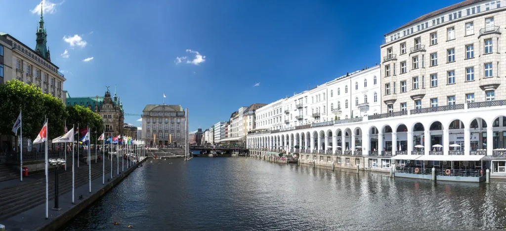 Blick von der 
Reesendammbrücke auf die Alsterarkaden am Hamburger Jungfernstieg. Im Hintergrund ist die Rathausschleuse zu sehen.