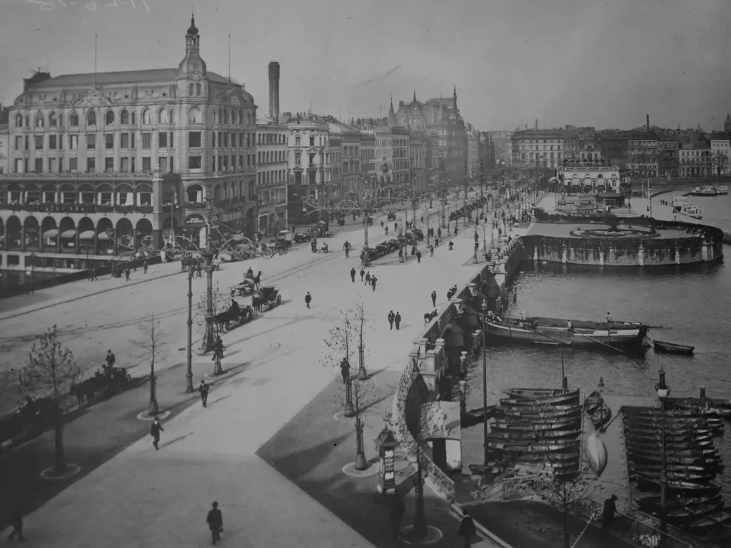 Ein Schwarz-Weiß-Bild vom historischen Jungfernstieg in der Zeit zwischen 1915 und 1920. 